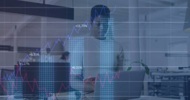 Bilgisayarlı Afro-Amerikan kadının mali verileri ve grafikleri. İş, finans, ekonomi ve teknoloji konsepti dijital olarak oluşturulmuş imaj.