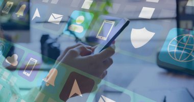 Akıllı telefon kullanan beyaz bir kadının medya simgelerinin görüntüsü. Sosyal medya ve iletişim arayüzü kavramı dijital olarak oluşturulmuş görüntü.