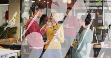 Ofiste kahve fincanı konuşan çeşitli meslektaşlarının bilgi arayüzü. Dijital bileşim, iş, rapor, ilerleme, takım çalışması, içki, mola, sohbet.