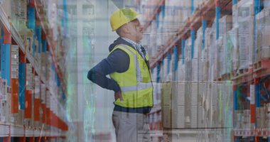 Kafkas erkek yöneticisinin veri işleme görüntüsü depoda acı içinde sırtını tutuyor. Lojistik ve iş teknolojisi kavramı