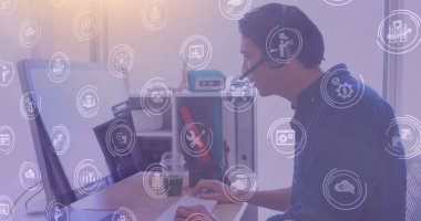 Ofisteki telefon kulaklığı ve bilgisayar kullanan iş adamının dijital simge ağının görüntüsü. küresel iş, finans ve ağ konsepti dijital olarak oluşturulmuş görüntü.