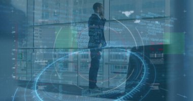 Akıllı telefon kullanan beyaz iş adamının mali verileri ve grafikleri. ticari, finans, ekonomi ve teknoloji konsepti dijital olarak oluşturulmuş imaj.