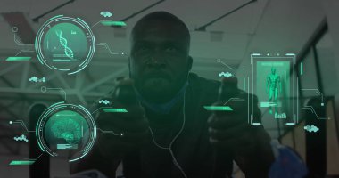 Spor salonunda sabit bisikletteki Afrikalı Amerikalı bir adamın veri işleme görüntüsü. Küresel spor, bilim, hesaplama, dijital arayüz ve veri işleme kavramı dijital olarak oluşturuldu.
