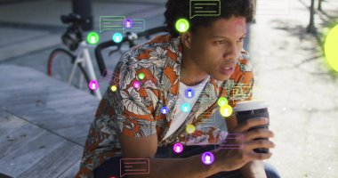 Akıllı telefon kullanan Afro-Amerikan bir adamın medya simgeleri. Küresel iş ve dijital arayüz kavramı dijital olarak oluşturulmuş görüntü.