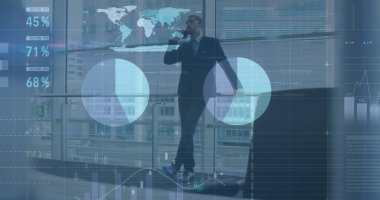 Kafkas iş adamının akıllı telefon kullanarak veri işleme görüntüsü. küresel iş ve dijital arayüz kavramı dijital olarak oluşturulmuş görüntü.