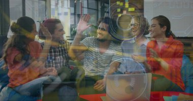 Çeşitli kadın ve erkek iş arkadaşları üzerinde dijital ekranda veri işleme görüntüsü. İş, veri işleme, güvenlik, bağlantılar ve teknoloji konsepti dijital olarak oluşturulmuş görüntü.