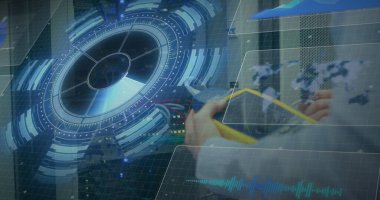 Beyaz adamın sunucuları kontrol etmesi üzerinden veri işleme görüntüsü. bilgisayarlar, ağ, veri işleme, iletişim ve teknoloji konsepti dijital olarak oluşturulmuş görüntü.