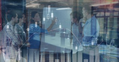 Çeşitli iş adamları üzerinde finansal veri işleme görüntüsü. iş, dijital arayüz ve veri işleme kavramı dijital olarak oluşturulmuş görüntü.