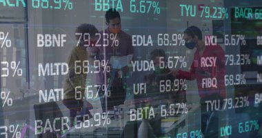 Borsa veri işleme görüntüsü. Yüz maskesi takmış çeşitli meslektaşlar tartışıyor. Küresel ekonomi ve iş teknolojisi kavramı