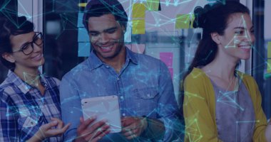 İş adamları üzerinden veri ile bağlantı ağının görüntüsü. Küresel hesaplama, iş, finans ve veri işleme kavramı dijital olarak oluşturulmuş görüntü.