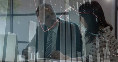 İş adamları üzerinde finansal veri işleme görüntüsü. global business, finans, data işleme ve dijital arayüz kavramı dijital olarak oluşturuldu.