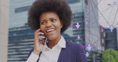 Akıllı telefon kullanan Afro-Amerikan kadın üzerinden ağ ve iş verilerinin görüntüsü. Küresel sosyal medya, iş dünyası, bağlantılar ve dijital olarak oluşturulmuş görüntü veri işleme kavramı.
