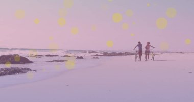 Sahilde birlikte yürüyen bisikletli Afrikalı Amerikalı çifte karşı sarı ışık noktaları. pedal gün farkındalığı kavramı