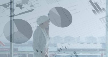 Akıllı telefon kullanan iki ırklı iş kadınının mali verileri ve grafikleri. ticari, finans, ekonomi ve teknoloji konsepti dijital olarak oluşturulmuş imaj.