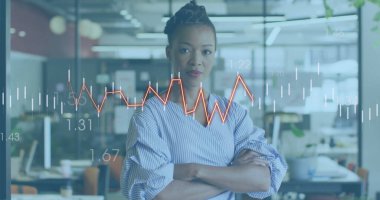 Ofisteki iki ırklı iş kadınının mali veri işleme görüntüsü. Küresel iş, finans, bilgisayar ve veri işleme kavramı dijital olarak oluşturulmuş görüntü.