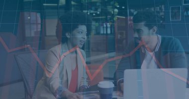 Ofisteki çeşitli iş adamlarıyla ilgili finansal veri işleme resmi. Küresel finans, iş, bağlantılar, hesaplama ve veri işleme kavramı dijital olarak oluşturuldu.