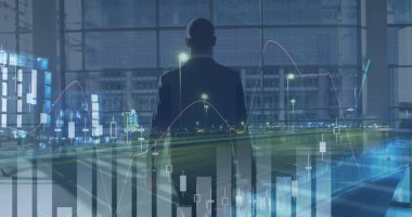 Tramvay çantalı ve gece trafiğiyle iş adamının dikiz aynasıyla ilgili istatistiksel veri işleme. iş verileri ve analitik teknoloji kavramı