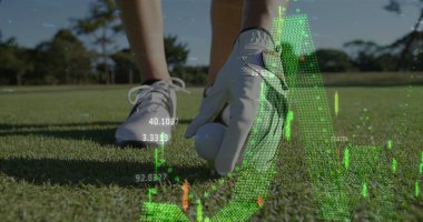 Golf sahasındaki kadın golfçünün veri işleme görüntüsü. Küresel spor, rekabet, hesaplama ve veri işleme kavramı dijital olarak oluşturulmuş görüntü.