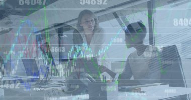 Ofisteki çeşitli kadın iş arkadaşlarının mali verileri ve grafikleri. İş, finans, ekonomi ve işbirliği konsepti dijital olarak oluşturulmuş imaj.