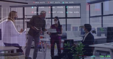 Yüz maskesi takan çeşitli iş adamlarının finansal veri işleme görüntüsü. Dijital olarak üretilen covid 19 salgın konsepti sırasında küresel iş, finans ve dijital arayüz.