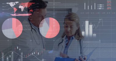 Çeşitli doktorların veri işleme görüntüsü. Küresel tıp, bilgisayar ve dijital arayüz kavramı dijital olarak oluşturulmuş görüntü.