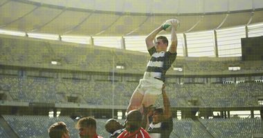 Stadyumdaki erkek rugby oyuncuları üzerinde renkli kareler. spor ve yarışma konsepti dijital olarak oluşturulmuş görüntü.