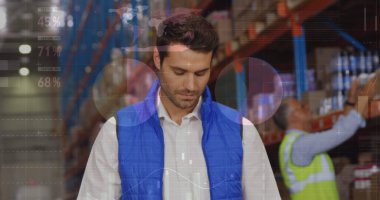 Depoda çalışanların veri işleme görüntüsü. küresel sevkiyat, dağıtım ve bağlantılar konsepti dijital olarak oluşturuldu.