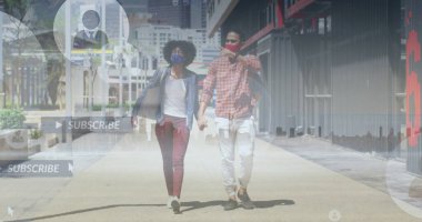 Sokakta el ele tutuşan Afrikalı Amerikalı çiftin sosyal medya simgeleri. Sosyal medya ağ teknolojisi kavramı