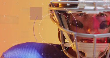 Kafkasyalı Amerikan futbolcusu üzerinden veri işleme görüntüsü. Spor, rekabet, veri işleme ve dijital olarak oluşturulan iletişim konsepti.