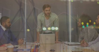 Dizüstü bilgisayar kullanarak çeşitli iş adamlarının finansal veri işleme görüntüsü. küresel iş, finans, veri işleme ve teknoloji konsepti dijital olarak oluşturulmuş görüntü.