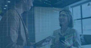 Ofisteki çeşitli iş adamlarıyla ilgili finansal veri işleme resmi. Küresel finans, iş, bağlantılar, hesaplama ve veri işleme kavramı dijital olarak oluşturuldu.