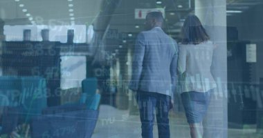 Modern bir ofiste çeşitli iş adamları konuşuyor ve yürüyor. Bu imajdaki iş adamları küresel ekonomi ve finansal kavramları modern dünyada tartışıyorlar. 