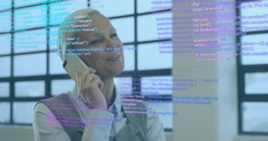 Ofisteki akıllı telefondan kadın mimarın veri işleme görüntüsü. Küresel mimari, işletme, finans, hesaplama ve veri işleme kavramı dijital olarak oluşturulmuş görüntü.