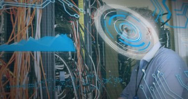 İnsanı tarayan bir kamera görüntüsü. Küresel iş dünyası dijital arayüz teknolojisi ve dijital olarak oluşturulan ağ konsepti.