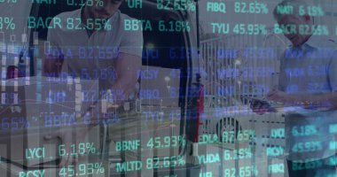 Minibüsün yanındaki teslimatçı ve müşteri üzerinden finansal veri işleme resmi. küresel gönderim, dağıtım, iş, veri işleme ve teknoloji konsepti dijital olarak oluşturuldu.