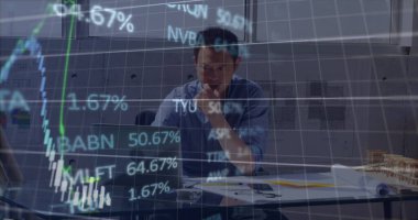 Ofisteki dizüstü bilgisayarla Asyalı erkek mühendis üzerinde borsa verileri işleme konuyor. Küresel finans ve mimari mühendislik teknolojisi kavramı