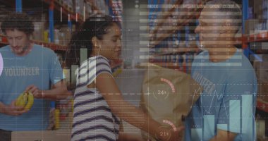 İstatistiksel veriler Afro-Amerikan bir kadının ambardaki erkek gönüllülere çanta bağışladığını gösteriyor. lojistik ve ulaşım sektörü kavramı