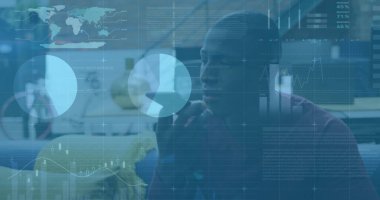 Akıllı telefon kullanan Afro-Amerikan iş adamının finansal veri işleme görüntüsü. Küresel finans, iş, bağlantılar, hesaplama ve veri işleme kavramı dijital olarak oluşturuldu.
