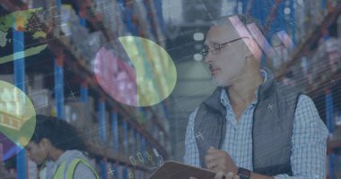 Depoda çalışan kadın ve erkeğin istatistik ve mali veri işleme görüntüsü. küresel gönderim ve bağlantılar konsepti dijital olarak oluşturulmuş görüntü.