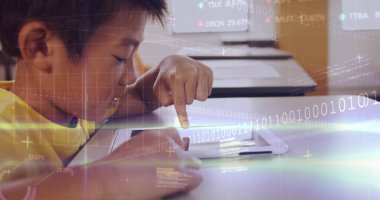 Tablet kullanan Asyalı öğrencinin veri işleme görüntüsü. Küresel eğitim, bilgisayar ve dijital arayüz kavramı dijital olarak oluşturulmuş görüntü.
