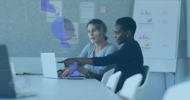 Ofiste çalışan iş adamlarının veri işleme görüntüsü. Küresel hesaplama, finans, iş ve veri işleme kavramı dijital olarak oluşturulmuş görüntü.