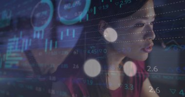 Ofiste çalışan melez iş kadınının veri işleme görüntüsü. Küresel iş, finans, hesaplama ve veri işleme kavramı dijital olarak oluşturulmuş görüntü.