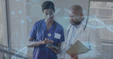 Tablet kullanan Afrika kökenli Amerikalı kadın ve erkek doktorların DNA iplikleri ve verileri. Tıbbi ve sağlık hizmetleri konsepti dijital olarak oluşturulmuş görüntü.