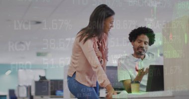 Ofisteki çeşitli kadın ve erkek iş arkadaşlarının mali verileri ve grafikleri. İş, finans, ekonomi ve işbirliği konsepti dijital olarak oluşturulmuş imaj.