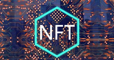 Nft metninin resmi şehir manzarası üzerindeki bilgisayar devre kartının üzerinde. Küresel iş, bilgisayar ve dijital arayüz kavramı dijital olarak oluşturulmuş görüntü.