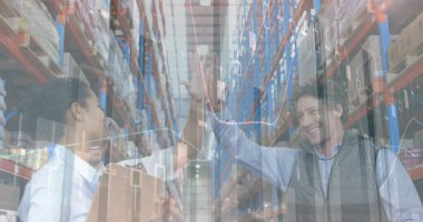 Depoda çalışanların mali veri işleme görüntüsü. küresel sevkiyat, dağıtım ve bağlantılar konsepti dijital olarak oluşturuldu.