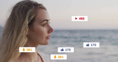 Kafkasyalı kadının deniz kenarında manzaraya hayran olduğu pankartların üzerindeki sosyal medya simgeleri. Sosyal medya, dijital arayüz ve bağlantılar konsepti dijital olarak oluşturuldu.