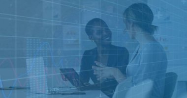 Ofisteki çeşitli iş adamlarıyla ilgili finansal veri işleme resmi. Küresel iş ve dijital arayüz kavramı dijital olarak oluşturulmuş görüntü.