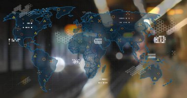 Metro istasyonuna ulaşan yeraltı treninin veri işleme sistemli dünya haritası. Küresel iletişim, seyahat ve dijital arayüz kavramı dijital olarak oluşturuldu.