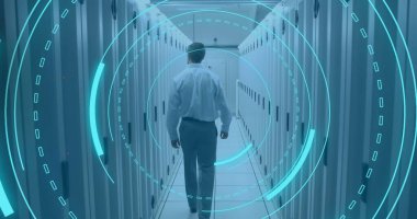 Sunucu odasının üstündeki dijital arayüzün resmi. Küresel iş, finans, veri işleme ve dijital arayüz kavramı dijital olarak oluşturuldu.